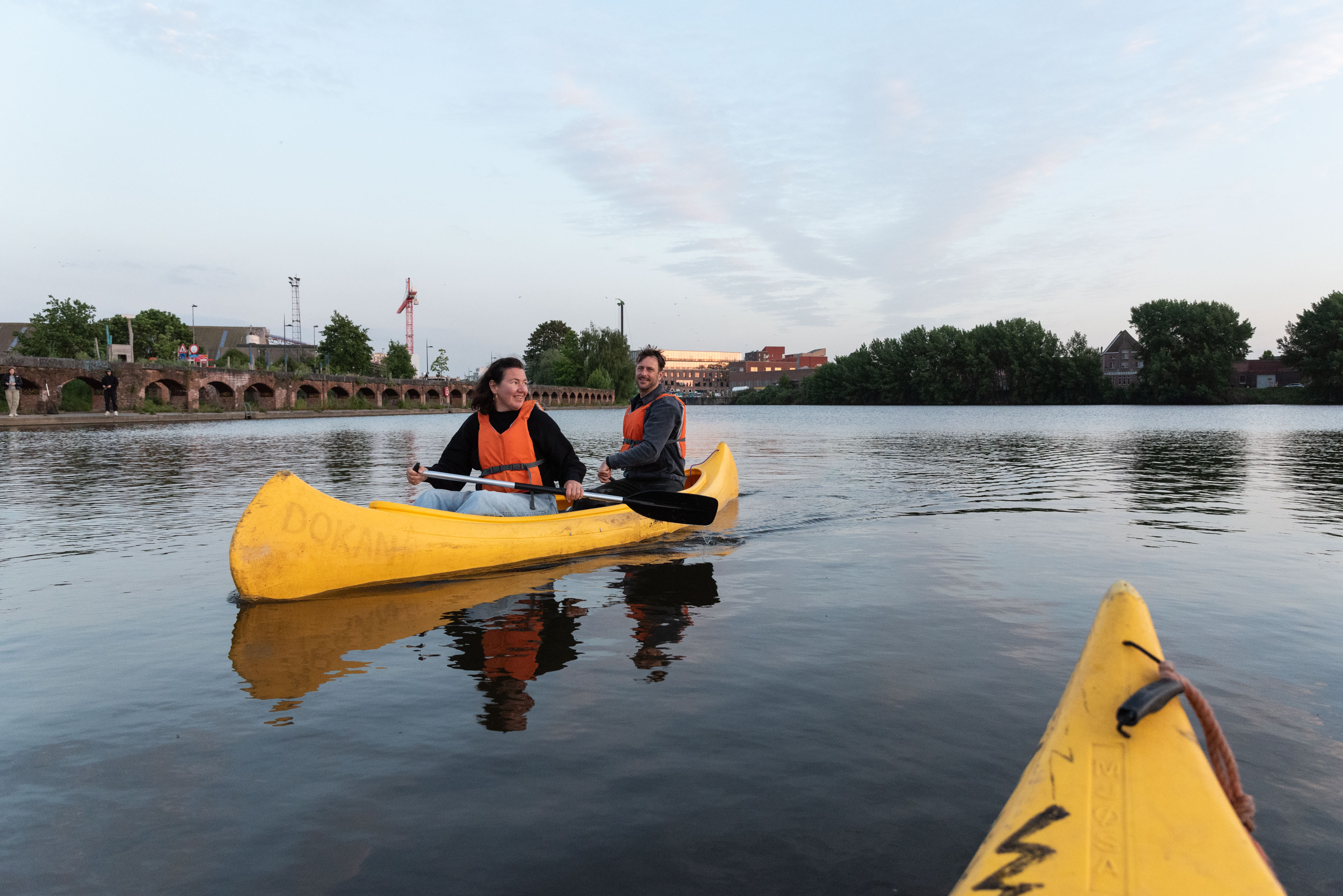 Mensen varen op het water